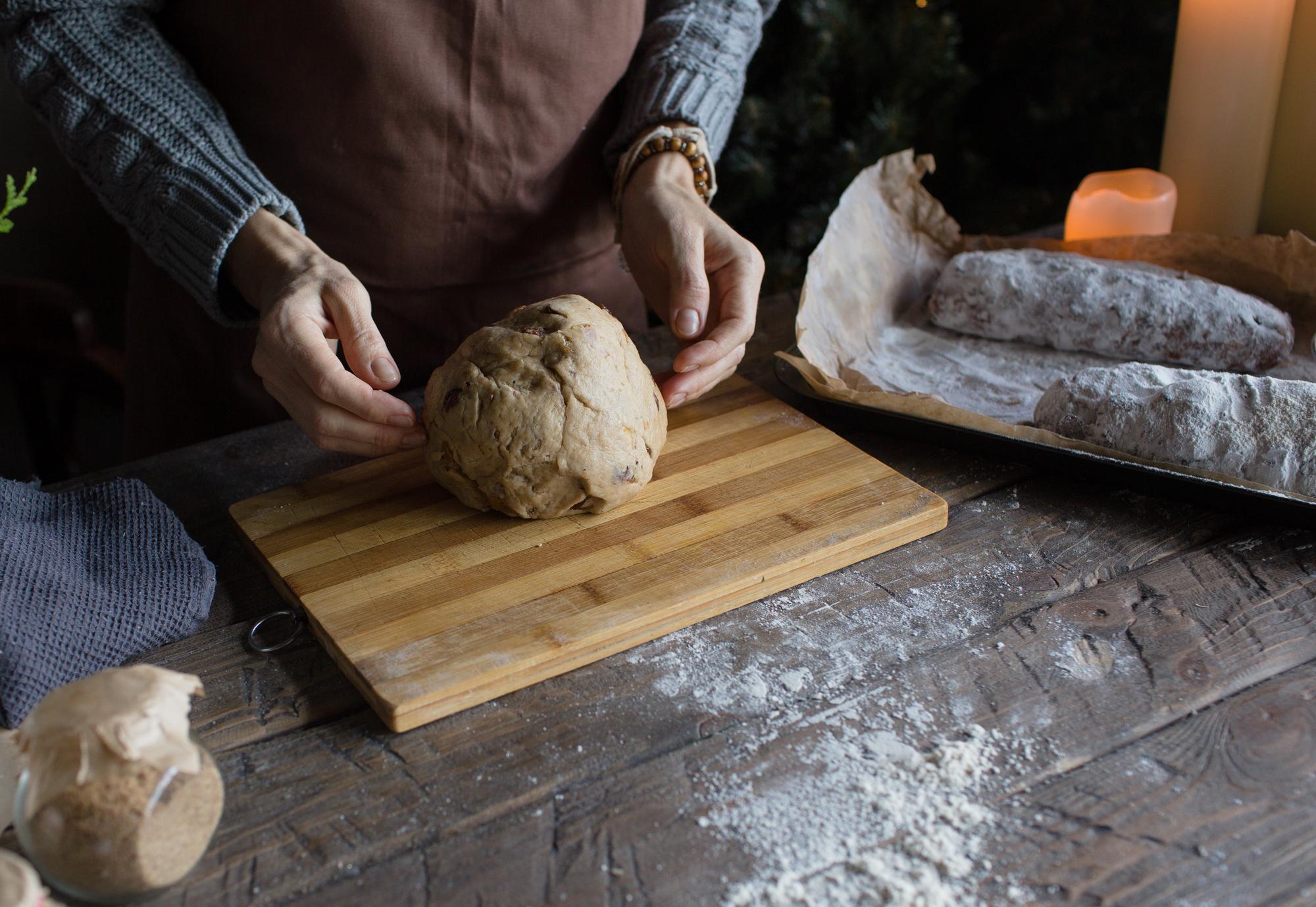 Mani che impastano pane artigianale